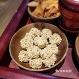 第一次喝藏茶，有点像沱茶，第一次吃藏区点心，感觉就像米花糖