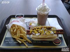 热狗配细薯条和朱古力奶昔-FATBURGER 特富客汉堡(外交公寓店)