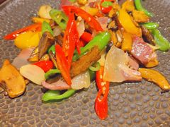 彩椒诺邓火腿炒见手青-滇野云南野生菌餐厅(陕西南路店)