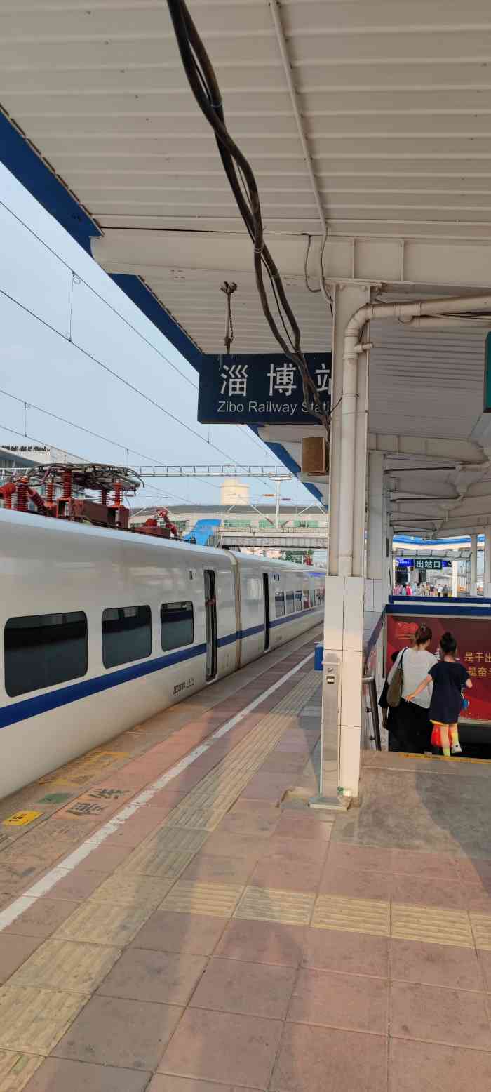 人很多,很多出来旅游的,环境很好.