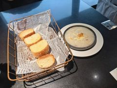 软香黄油面包佐芝士焗菌菇酱-西堤厚牛排(国瑞店)