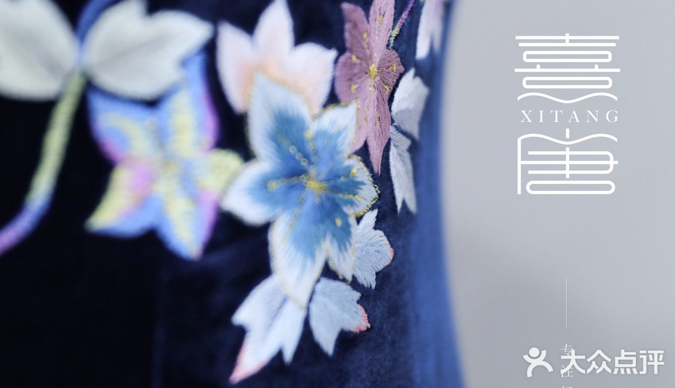 丝绒旗袍手感丝滑，有韧性