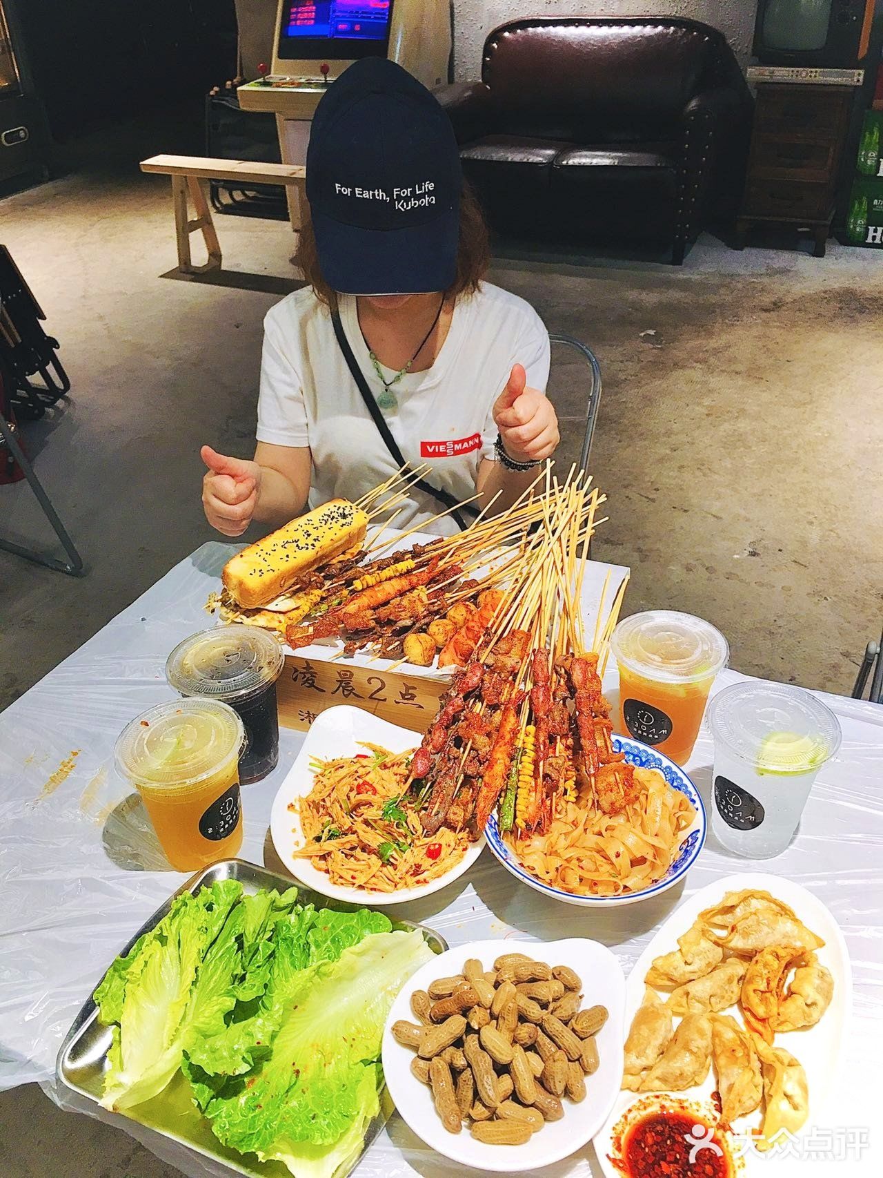 撸🍢串，看⚽️球，吹牛=夏天