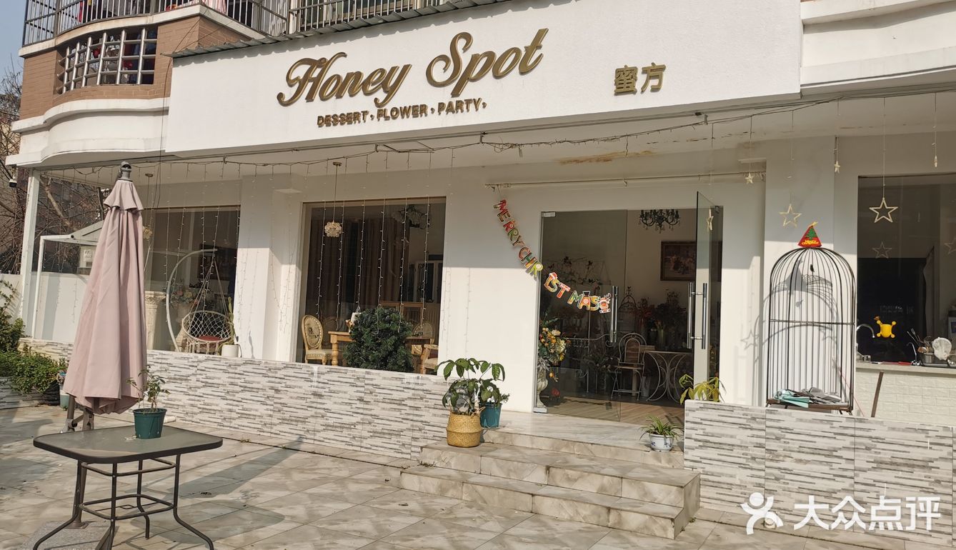 店里的蛋糕跟甜品用料精纯，神形俱佳