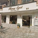 店里的蛋糕跟甜品用料精纯，神形俱佳