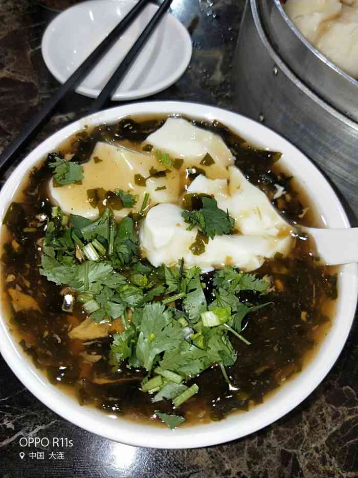 有牛肉,猪肉包子,还有豆腐脑,挺实惠的.