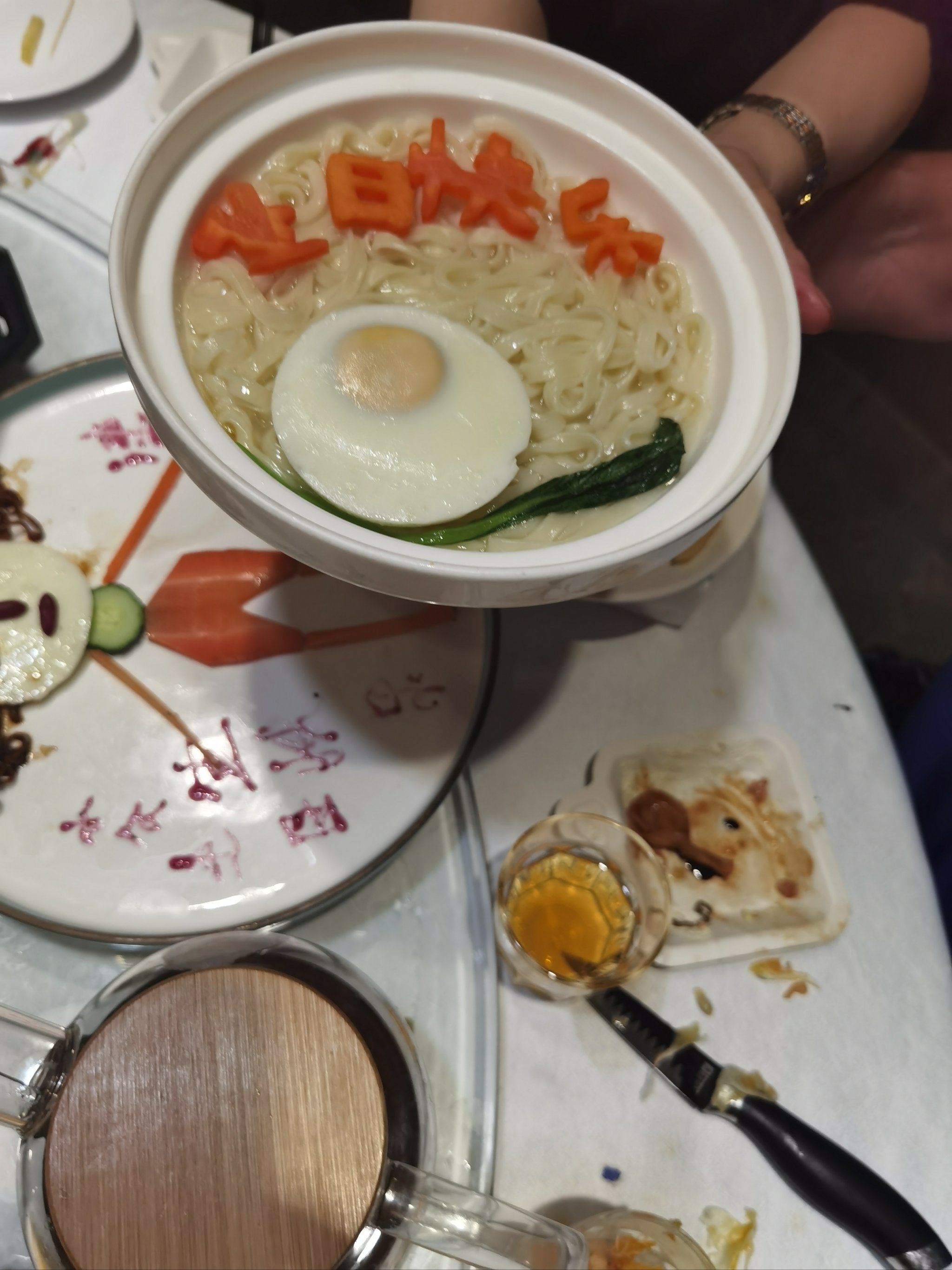 这是在饭店过生日时饭店给准备的长寿面,很