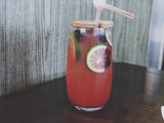 草莓气泡水-共舞时光猫咖·狗咖(新街口店)