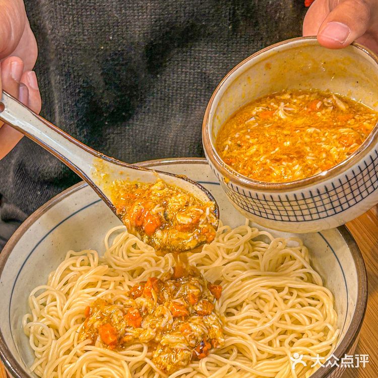 我又来吃蟹三宝啦‼️下雨天的中午竟然还排队