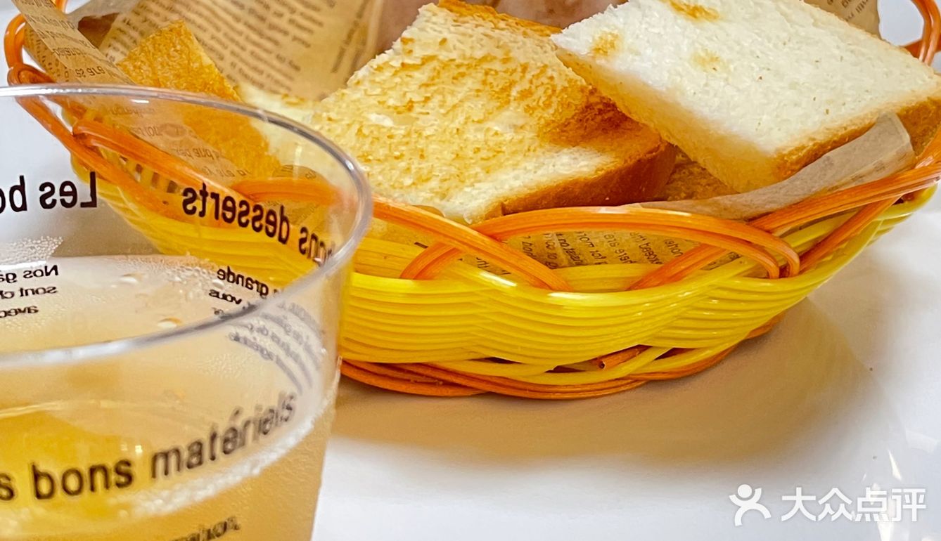 建议提前预约过去，店铺中间是一个大理石餐桌