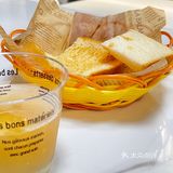 建议提前预约过去，店铺中间是一个大理石餐桌