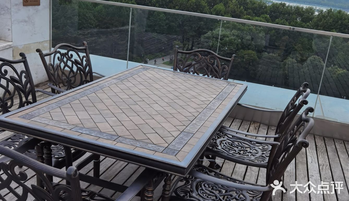 基本上喝茶为主，大夏天的露台太热了