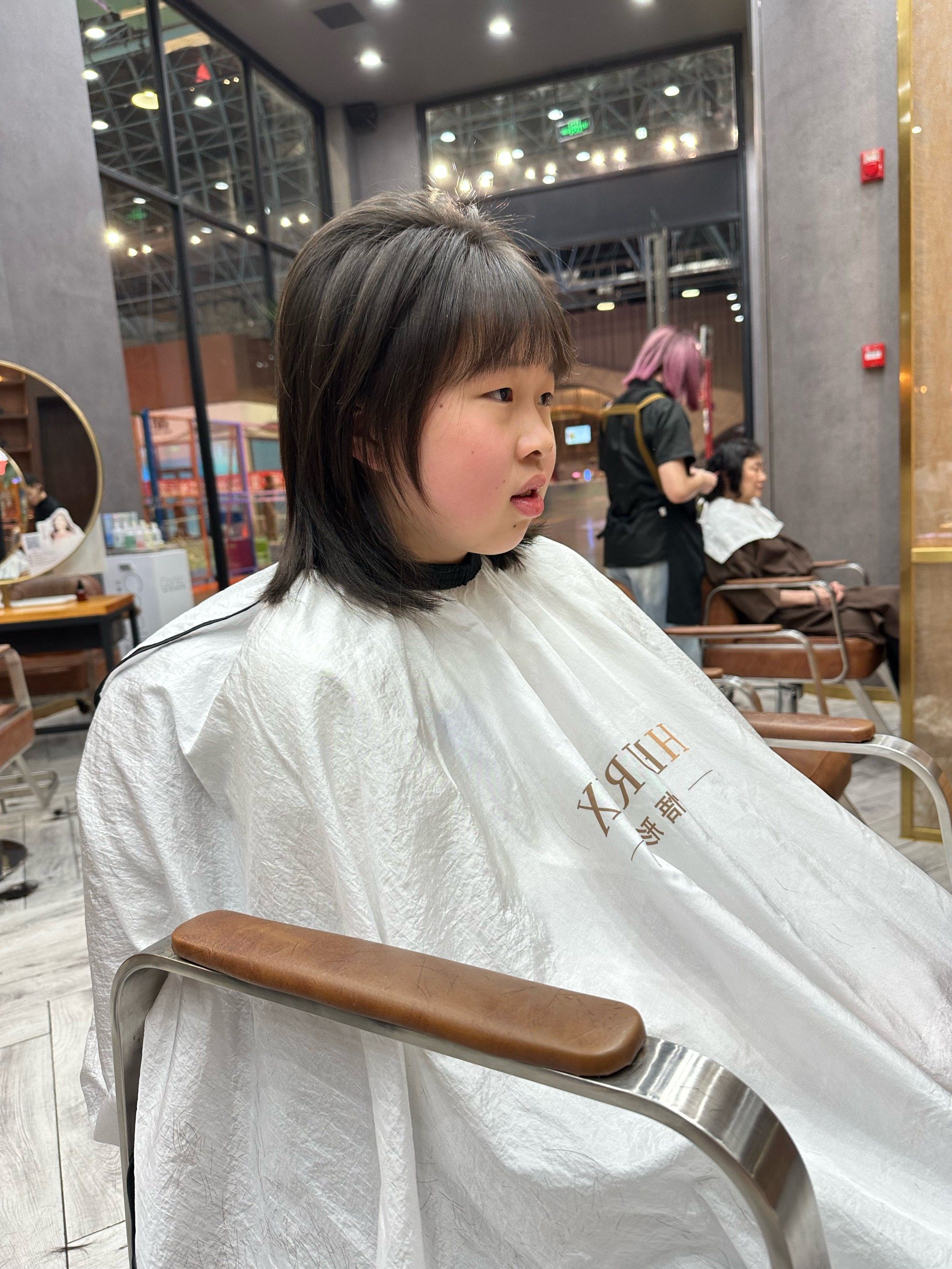 小朋友要剪短发了选择美女理发师