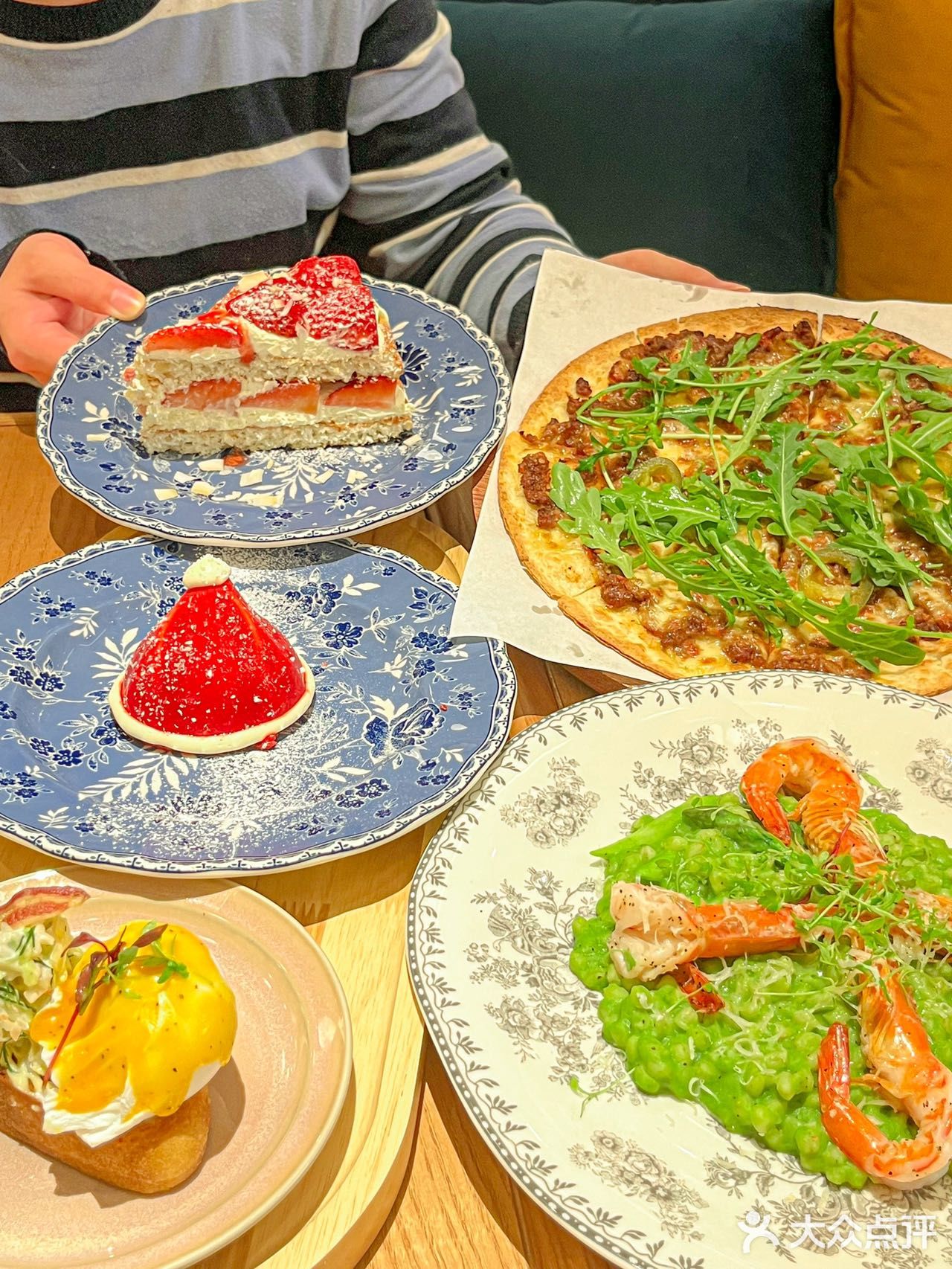 鲜花🌹咖啡☕️小蛋糕🍰K11超惬意西餐