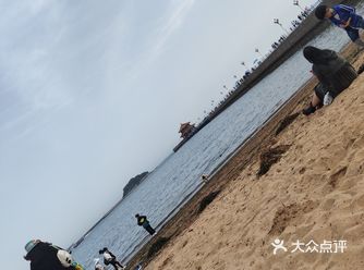 从西站口向东再向南走一段路就到了