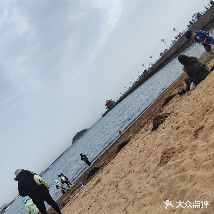 从西站口向东再向南走一段路就到了