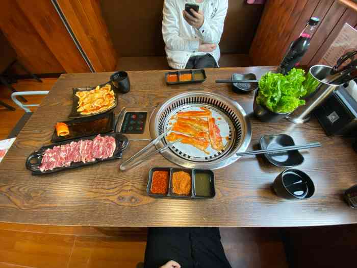 雅莉家烤肉馆(玉双路店)-"中午去吃的,环境还不错,店内灯光太亮了,.