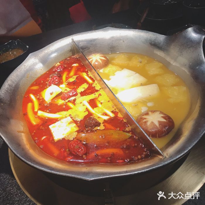 湊湊火锅·茶憩(世博大道店)台式麻辣花胶鸡鸳鸯锅图片