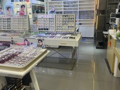 -美式眼镜·授权蔡司.依视路.尼康.豪雅.明月(人民广场店)