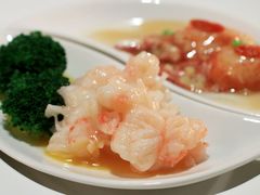 名媛淑女，那么肉质鲜美弹牙的油泡龙虾球就必定是活泼开朗的邻家女孩，口感是那样的简单、直接、毫无掩饰。-广州文华东方酒店·江-由辉师傅主理