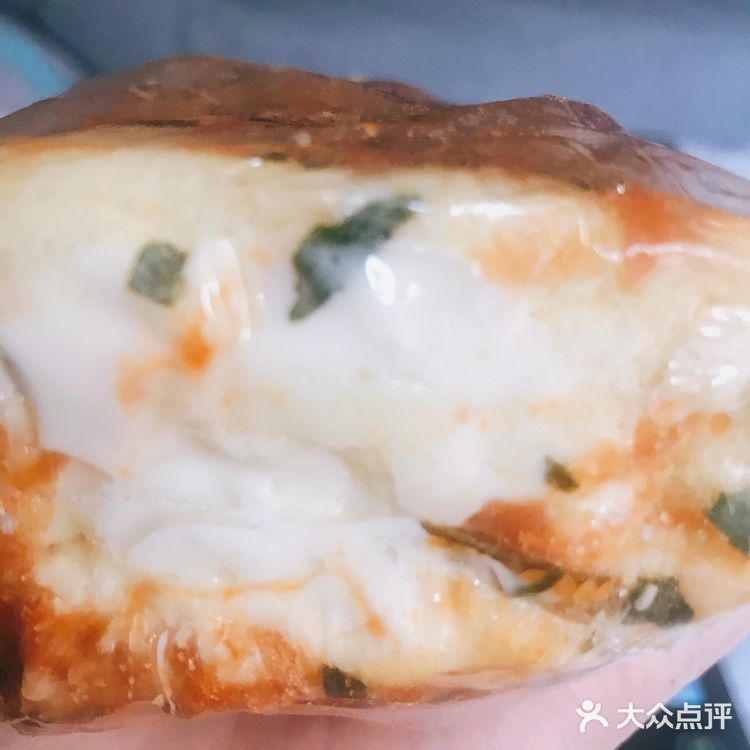 一层芋泥，没有过度添加糖份，芋泥绵密，我最喜欢麻薯