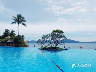 要有水上乐园区，有大水桶和三条滑道