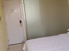 -卡罗酒店(东门晒布地铁站店)