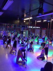 上海轩依钢管舞学校(长寿路总校)-轩依钢管舞