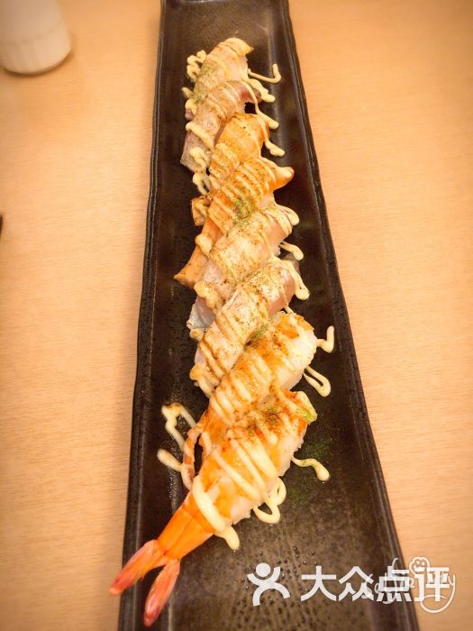 45度仰望天空的气球的图片