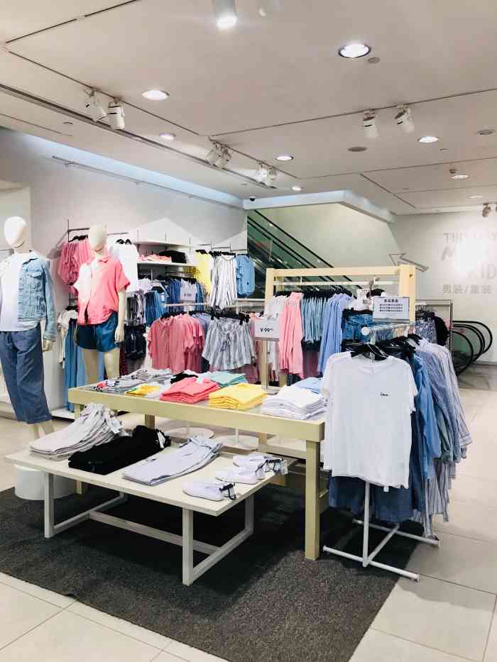 h&m(振华商厦店)-"hm的衣服总是在打折,力度也很大～如果你.
