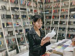 -钟书阁(松江泰晤士小镇店)