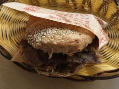 烧饼夹肘子-洪峰浩老北京烧饼夹肉(角门路店)