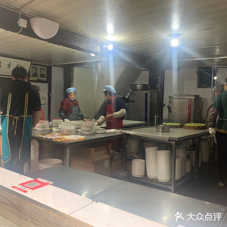 这条老街都是卖糕团和一些苏州传统小吃的