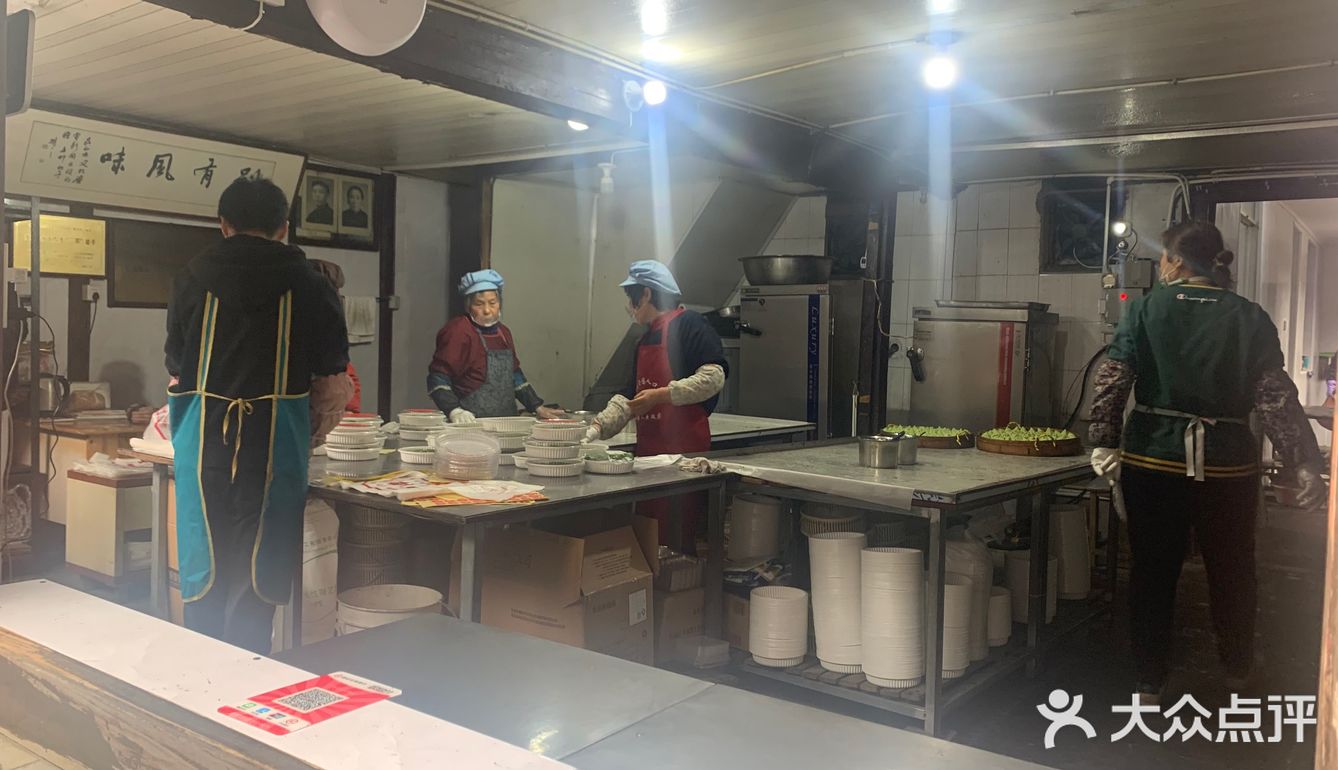 这条老街都是卖糕团和一些苏州传统小吃的