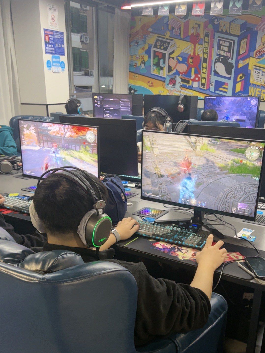 这家网吧环境宽敞明亮,设备一流网速飞快