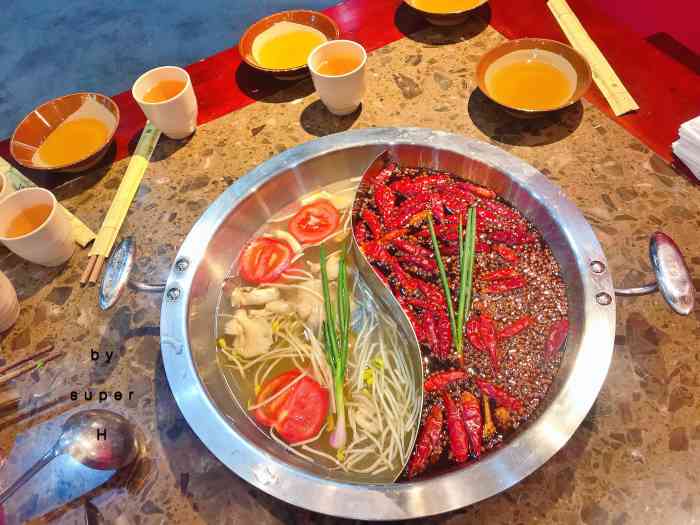 牛妈妈火锅(万达店)-"口味:要的是重辣锅底,前半部分没吃出辣味.