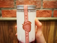 草莓优格拿铁-多乐之日(和平伊势丹店)
