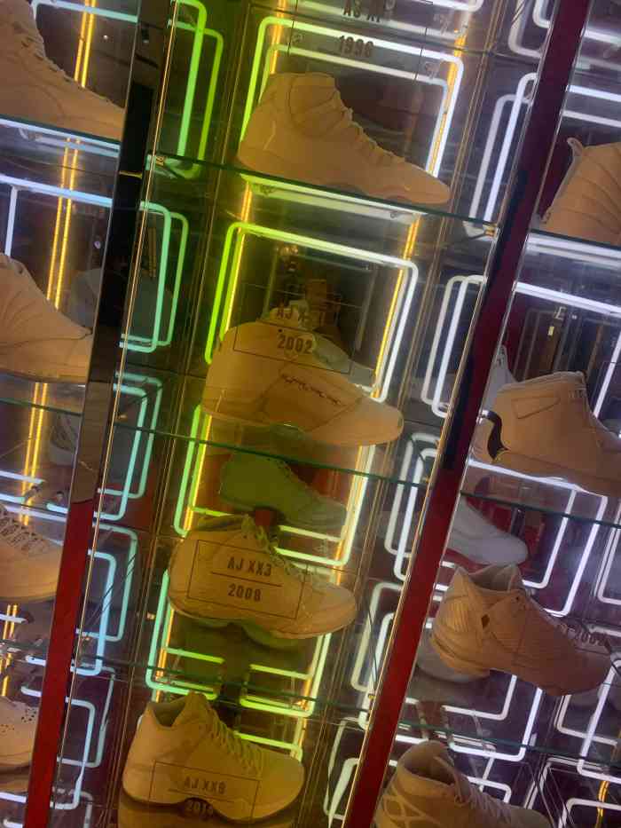 airjordan(武林银泰百货店)-"有人说只要男孩子喜欢a j.其实我们女.