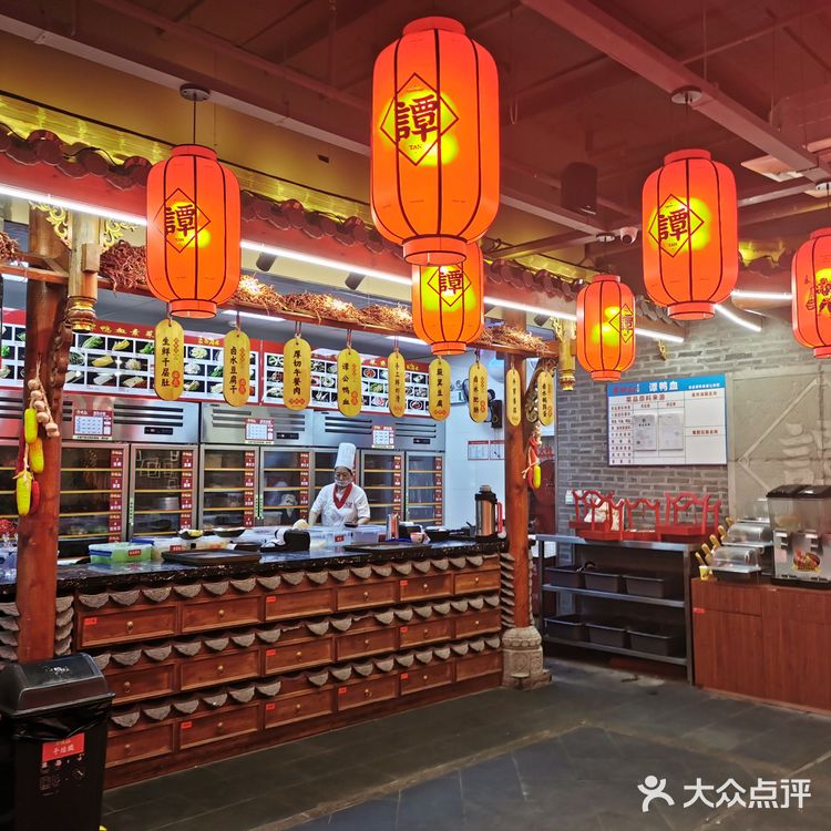 谭鸭血算是网红火锅店了，一直听说浦东世纪大道店要大排