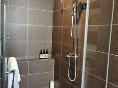 -西安大雁塔科技大学地铁站亚朵酒店