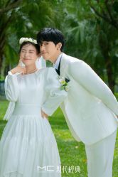 -现代经典婚纱摄影