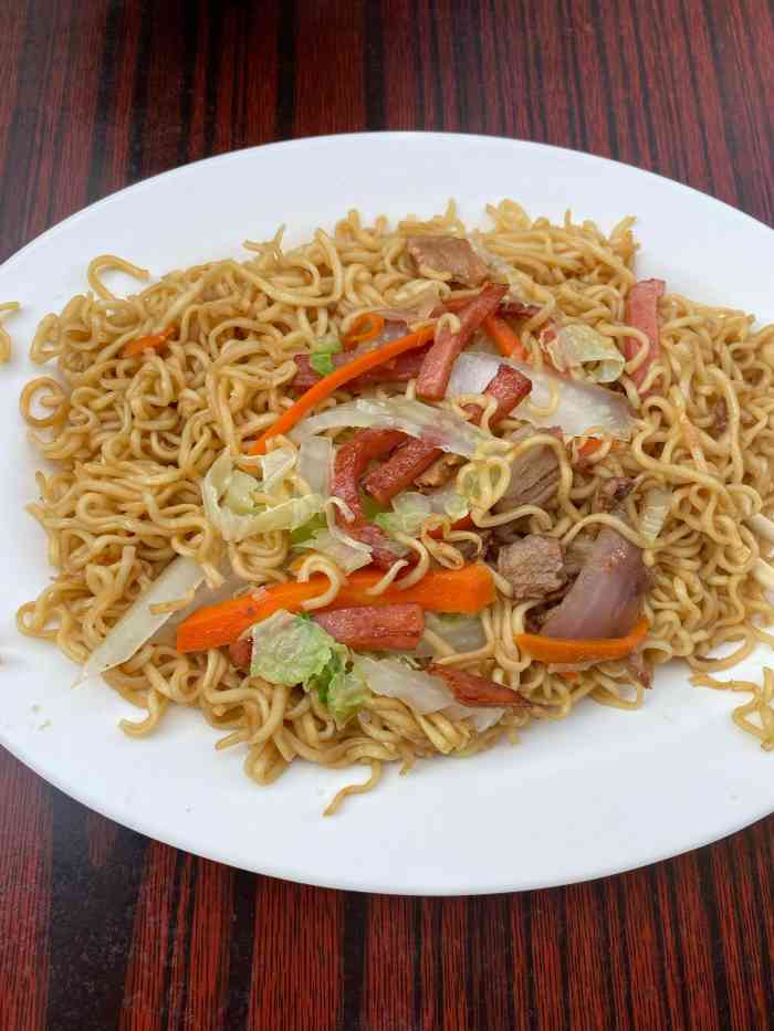 今天点了三丝叉烧蒸面,三丝有胡萝卜丝,洋葱丝,火腿丝,料还是很足的.