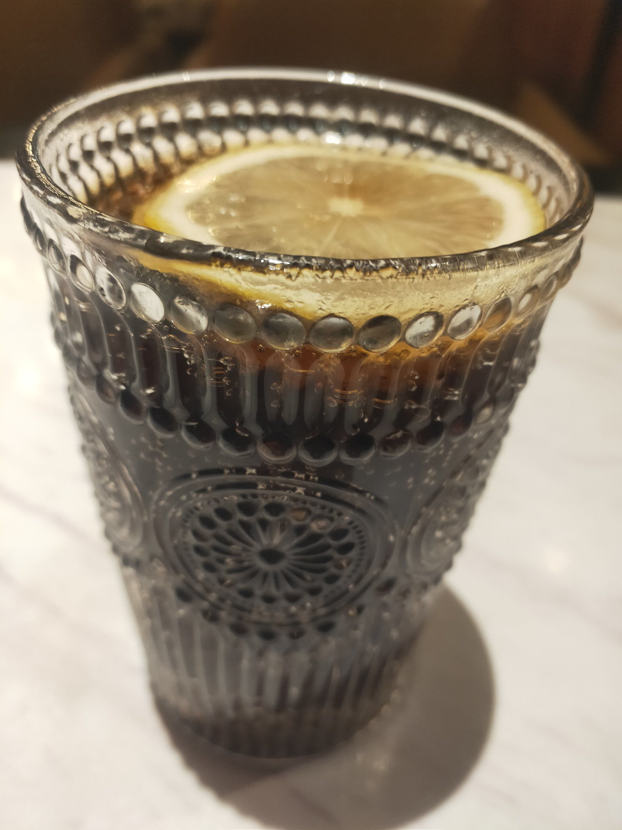 玻璃杯里的柠檬可乐