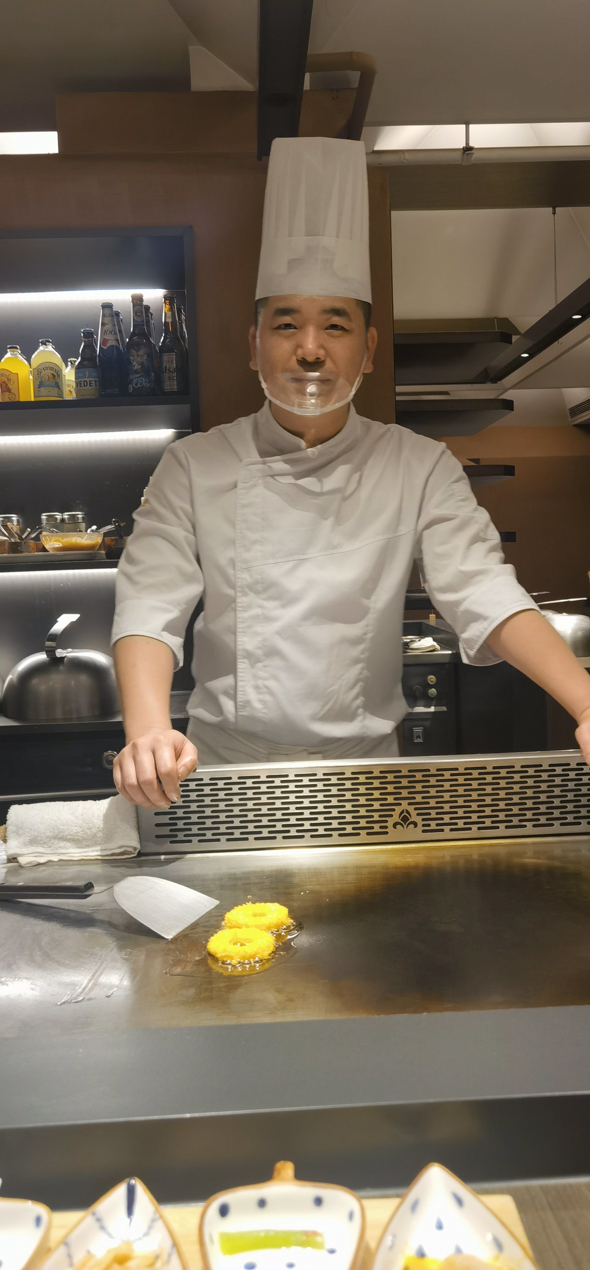 厨师烹饪热火朝天