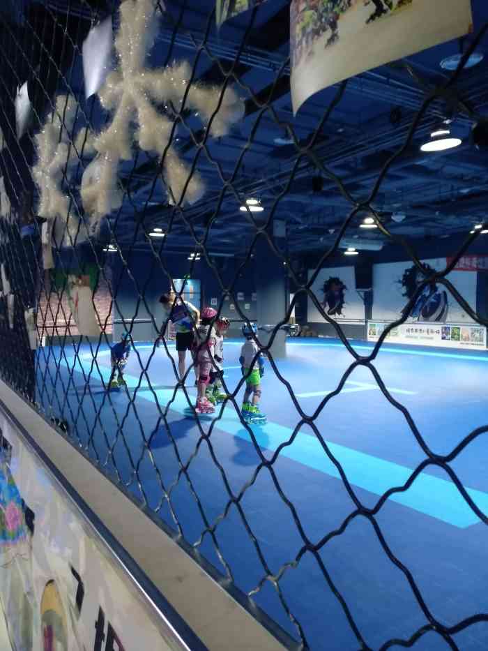 龙腾轮滑滑冰俱乐部-"这地方可能是学府路的分场地吧,地下室比较.