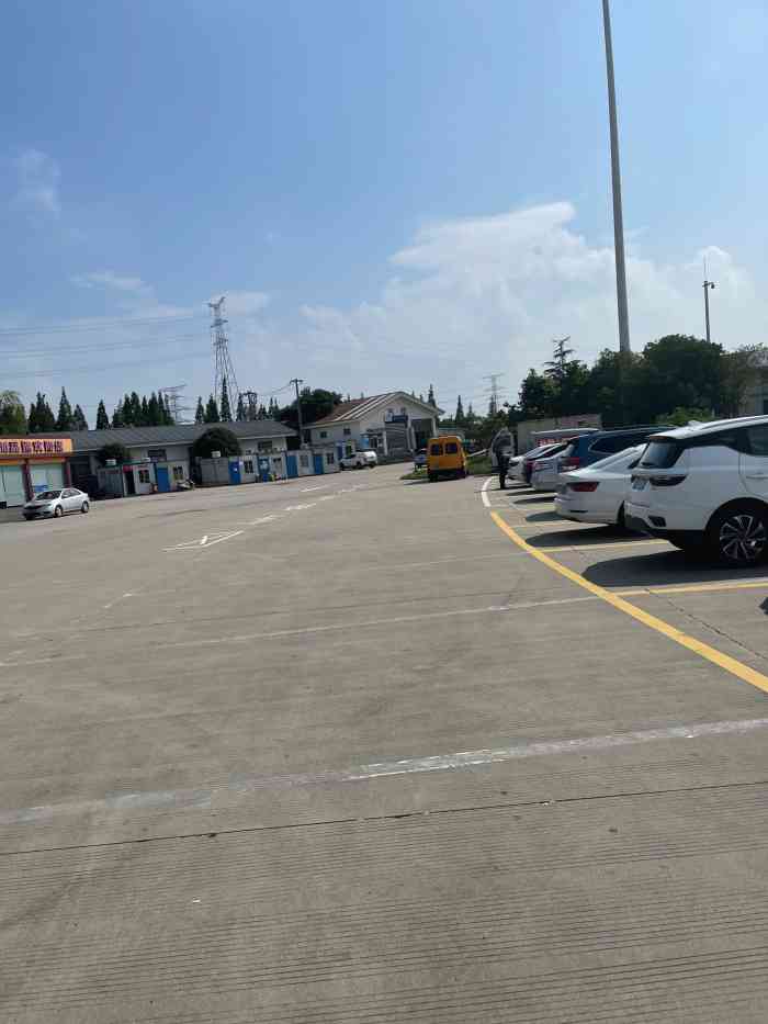 平望服务区·停车场-"今天从宜兴回来我们的大巴车路过苏州平望服.