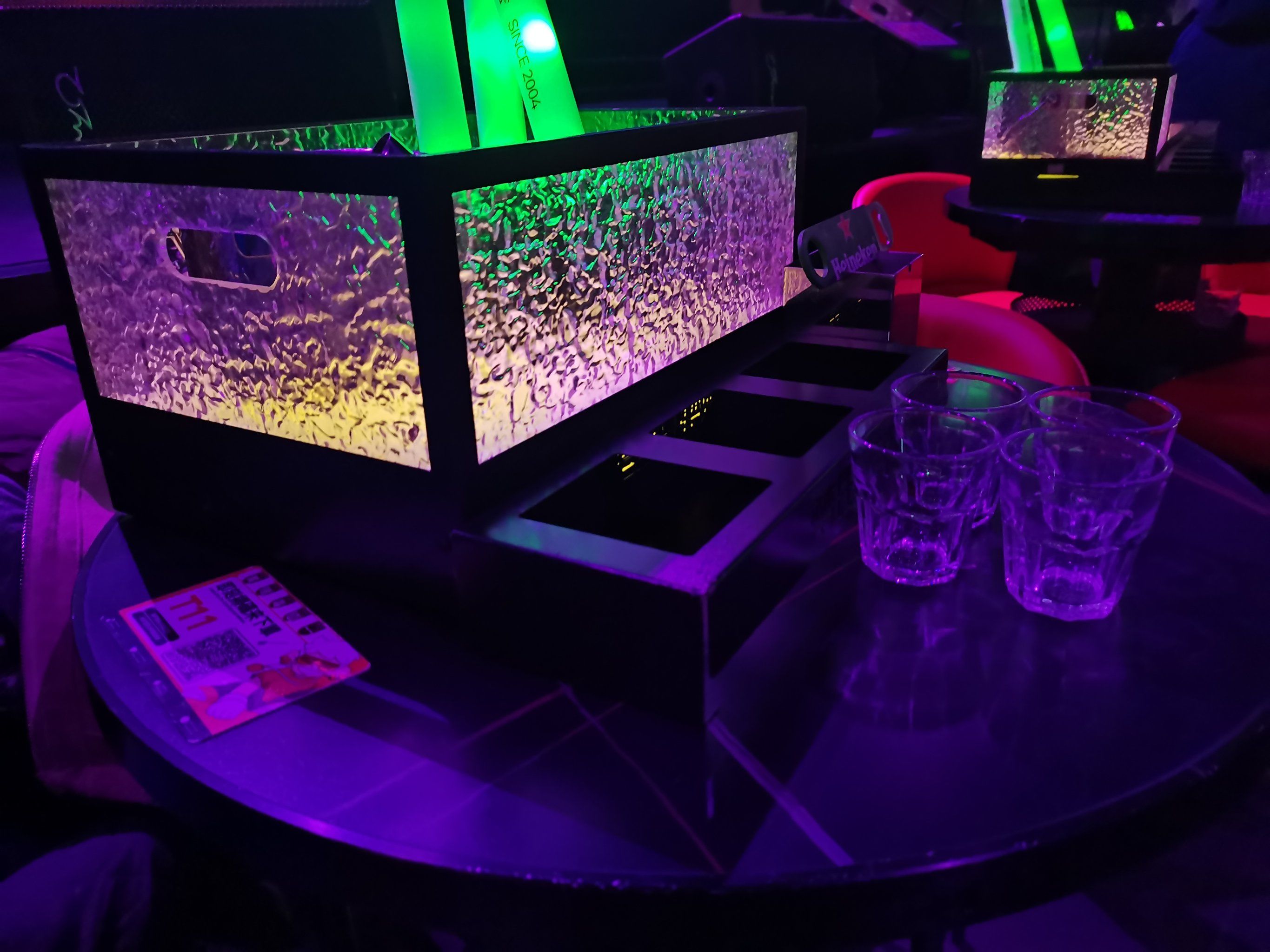 灯红酒绿夜生活