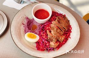 Pan-Seared Beef Quinoa Raspberry Dressing Salad