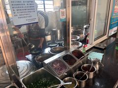 -鸿浩扒猪脚米线