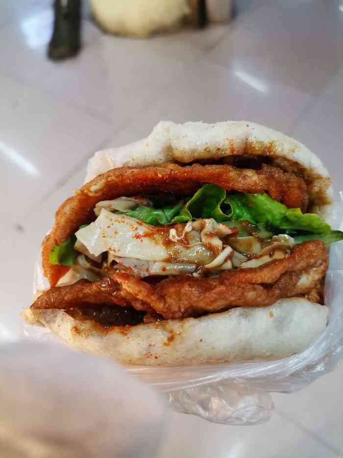 里脊真的超大哎 很好吃 每次都有很多人排队